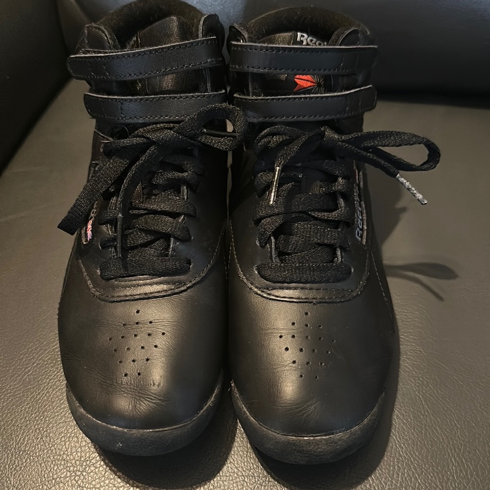 Reebok women 7 high tops tennis shoe